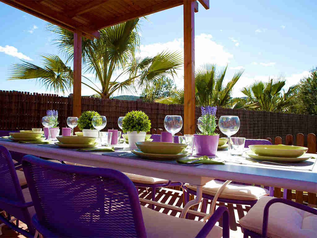 Location de villa à sitges: table extérieure