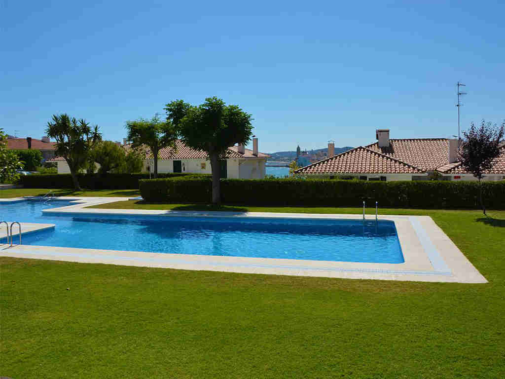 Appartement à louer à Sitges: grande piscine et jardin