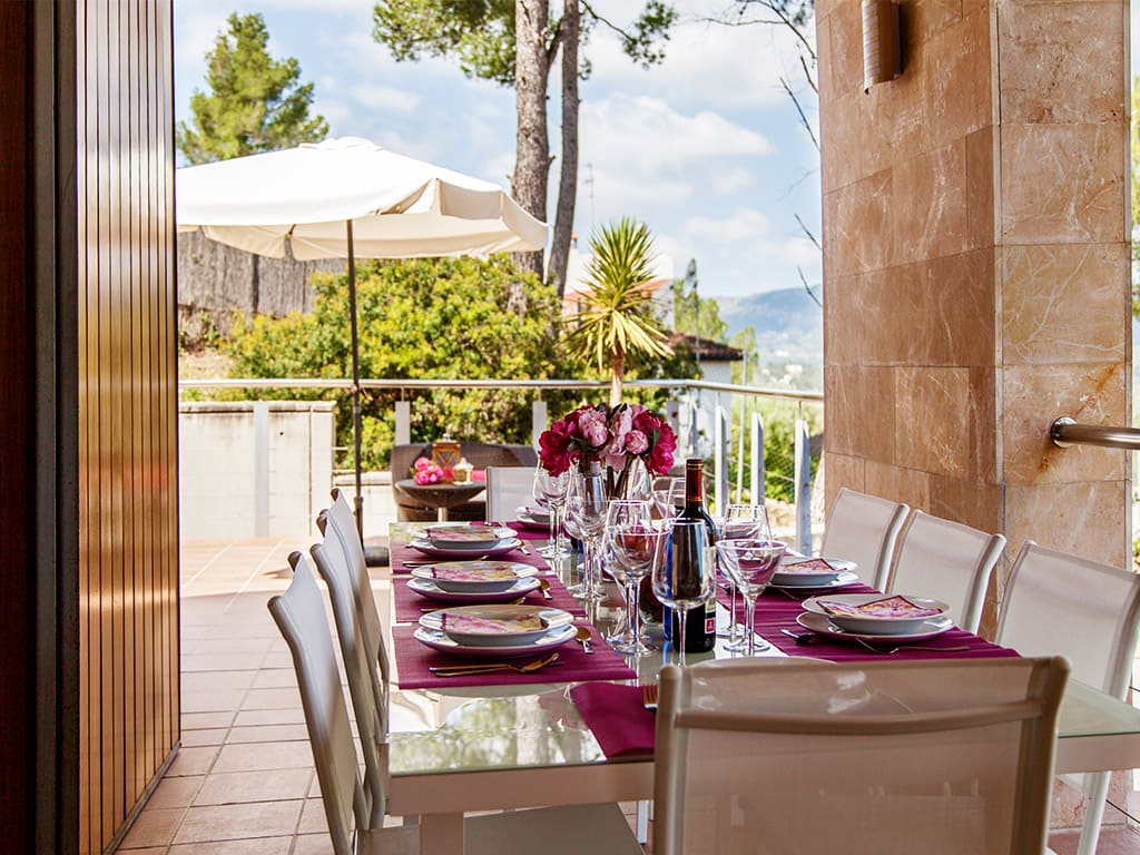 ÔÇïVilla à Barcelone avec piscine: salle à manger à l'air libre