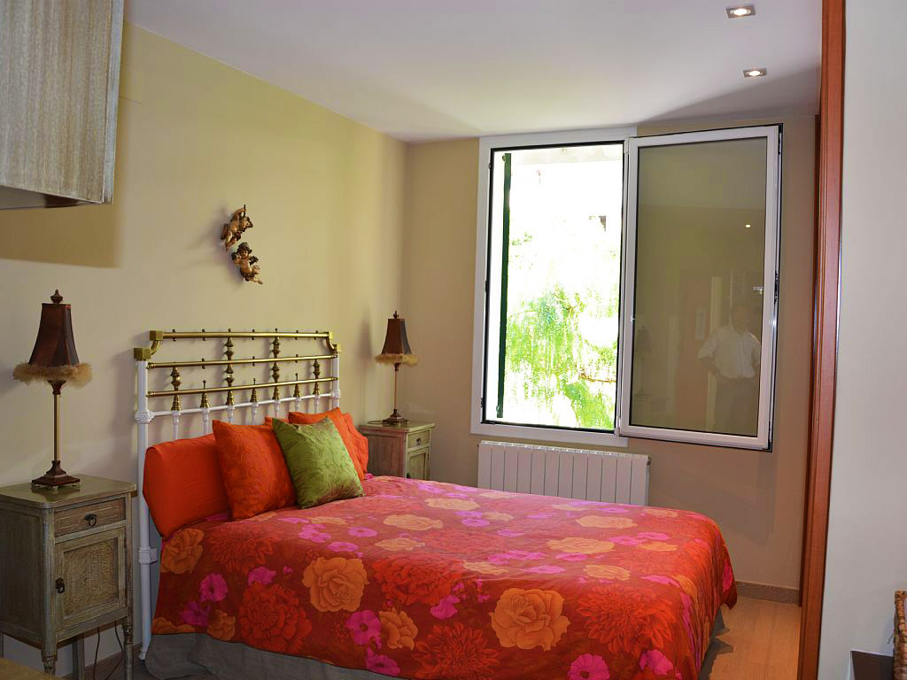 Appartement à louer à Sitges: chambre double avec salle de bain