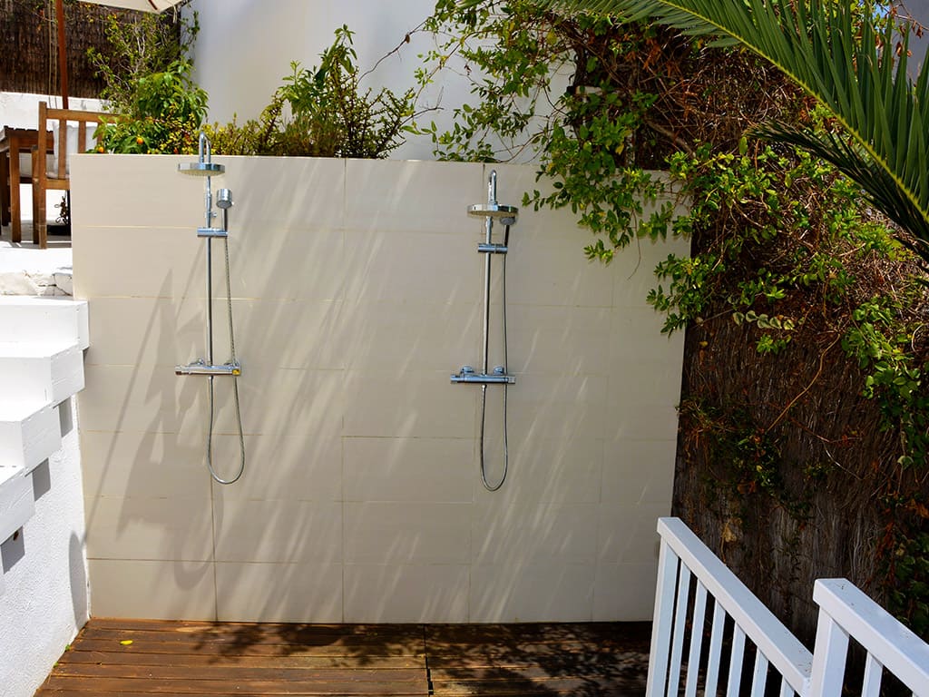 Maison en location au bord de la mer avec douche extérieure