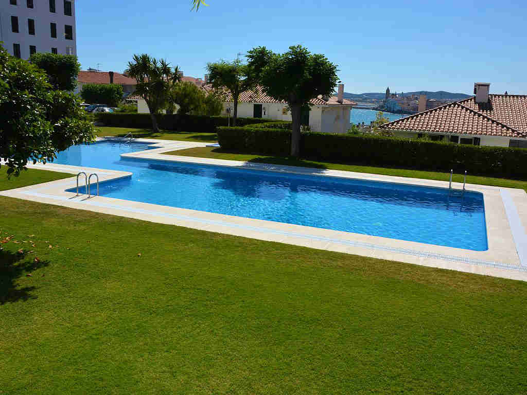 Appartement à louer à Sitges: piscine pour enfants et pour adultes