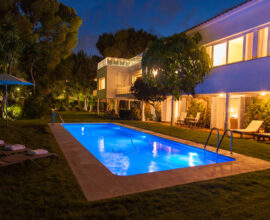 Villa à sitges en location pour les vacances: jardin illuminé