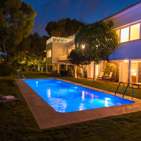 Villa à sitges en location pour les vacances: jardin illuminé