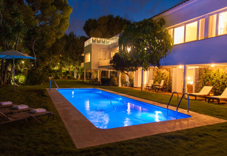 Villa à sitges en location pour les vacances: jardin illuminé