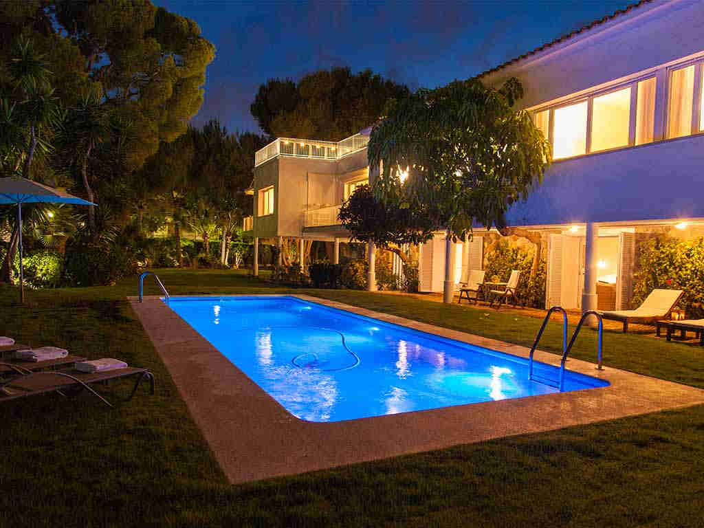 Villa à sitges en location pour les vacances: jardin illuminé