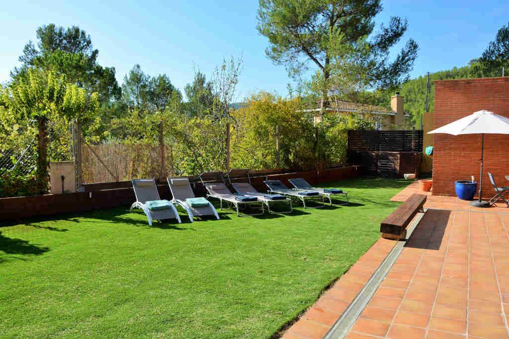 jardin avec chaises longues