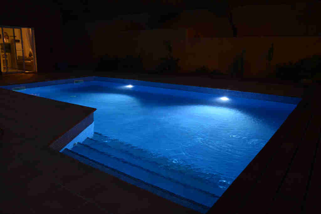 piscine pendant la nuit