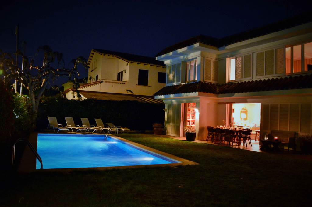 Piscine éclairée de nuit