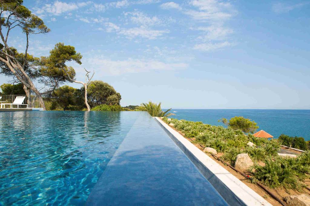 Piscine donnant sur la mer