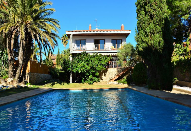 villa de vacaciones con piscina privada