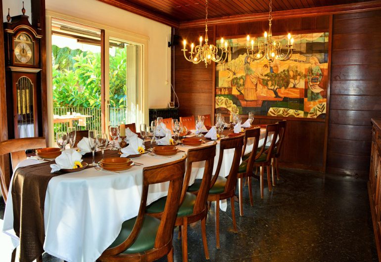 Chaises et table a manger maison de vacances