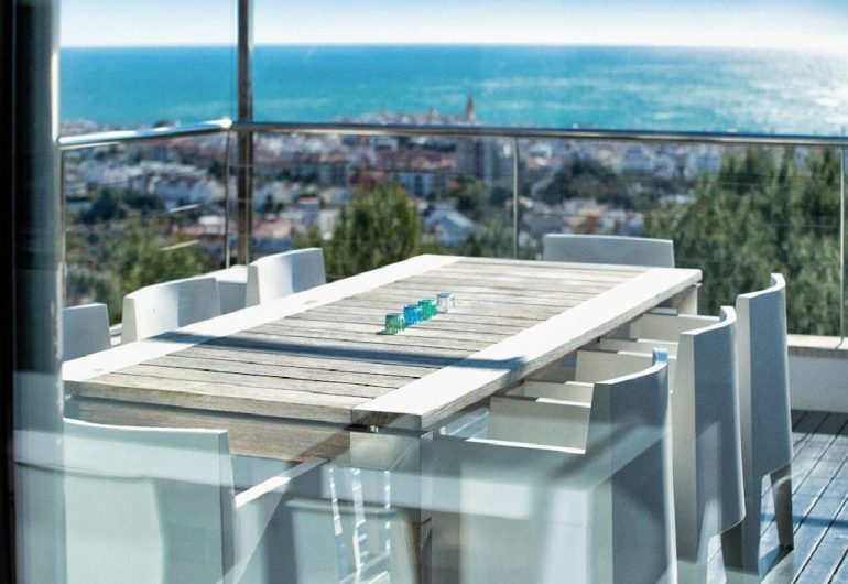 Table avec vue sur la mer depuis la terrasse