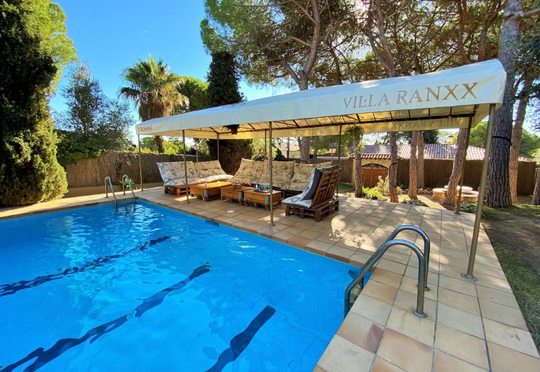 Piscine et coin repos