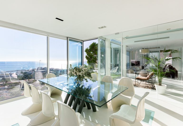 Table et chaises pour manger face a la mer
