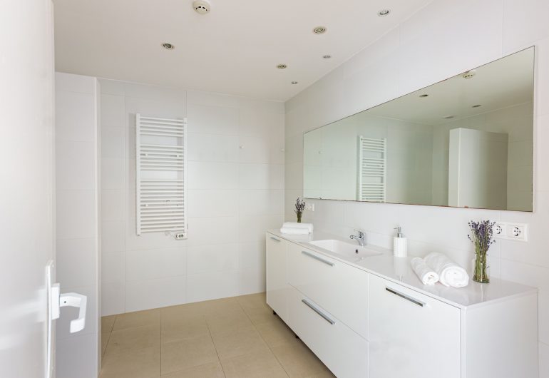 Salle de bain avec grand mirroir
