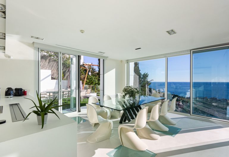 Salle a manger avec table et vue sur la mer