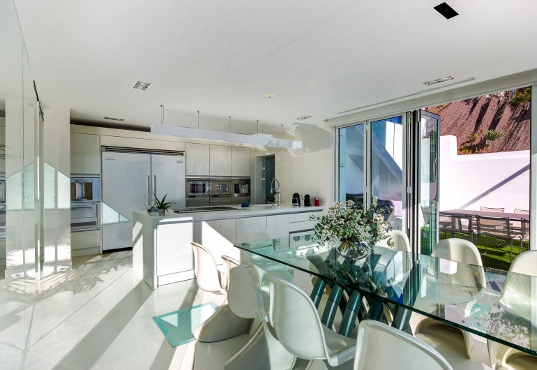 Cuisine ouverte avec table a manger