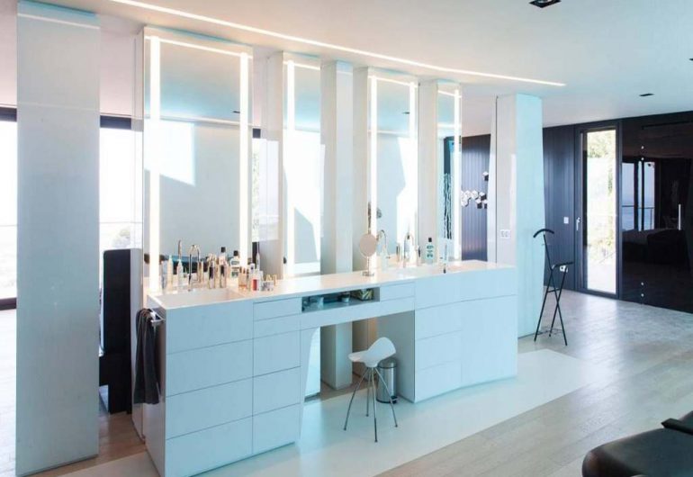 Meuble avec grand miroir dans la chambre