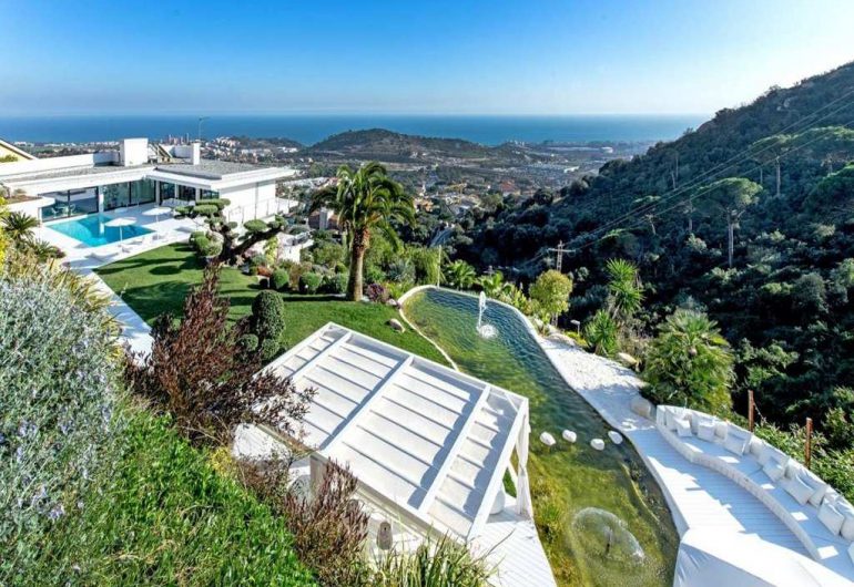 Jardin de la villa avec vue sur la mer