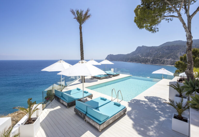 Villa de luxe à Ibiza avec vue sur la mer près de la plage