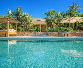 Villa de luxe de vacances à Ibiza avec piscine dans un environnement naturel