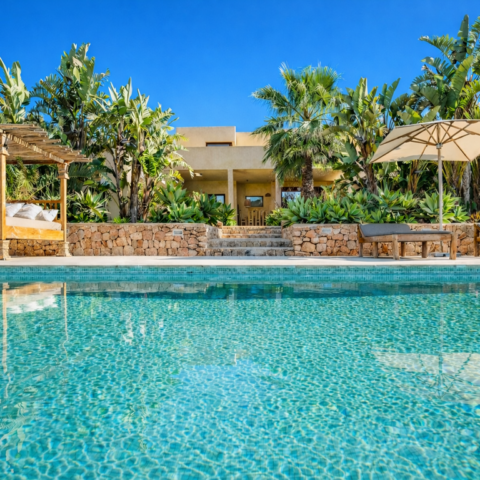 Villa de luxe de vacances à Ibiza avec piscine dans un environnement naturel