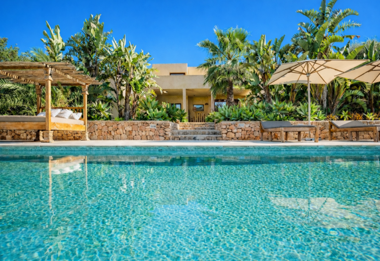 Villa de luxe de vacances à Ibiza avec piscine dans un environnement naturel