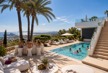 villas de lujo last minute en Ibiza con jardin privado